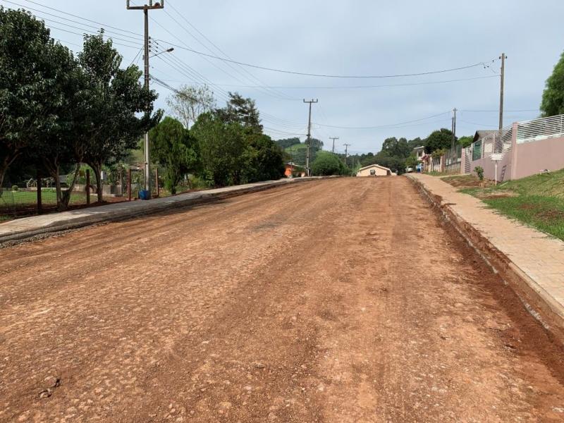 Prefeito José Lineu Gomes e Secretário tarllis Petró  acompanham início das obras do novo asfalto do Bairro Pinheirinho